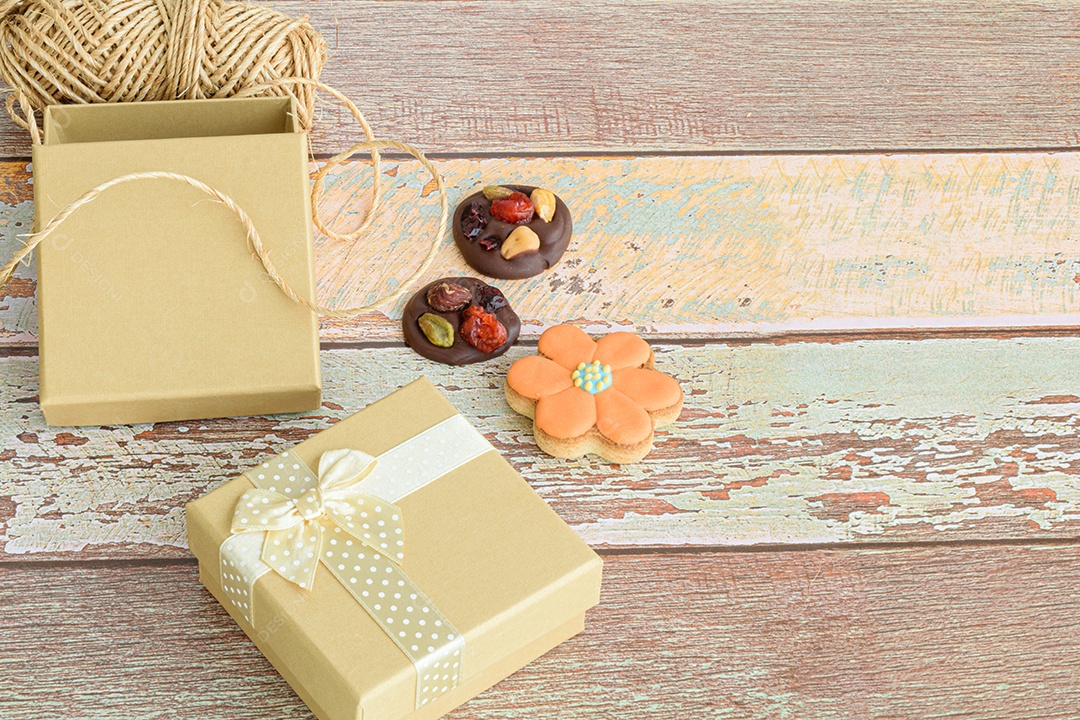 Biscoitos de chocolate com nozes e em forma de flor e cacto