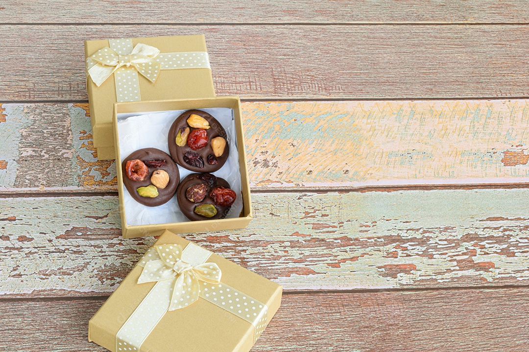 Biscoitos de chocolate com nozes dentro de uma pequena caixa