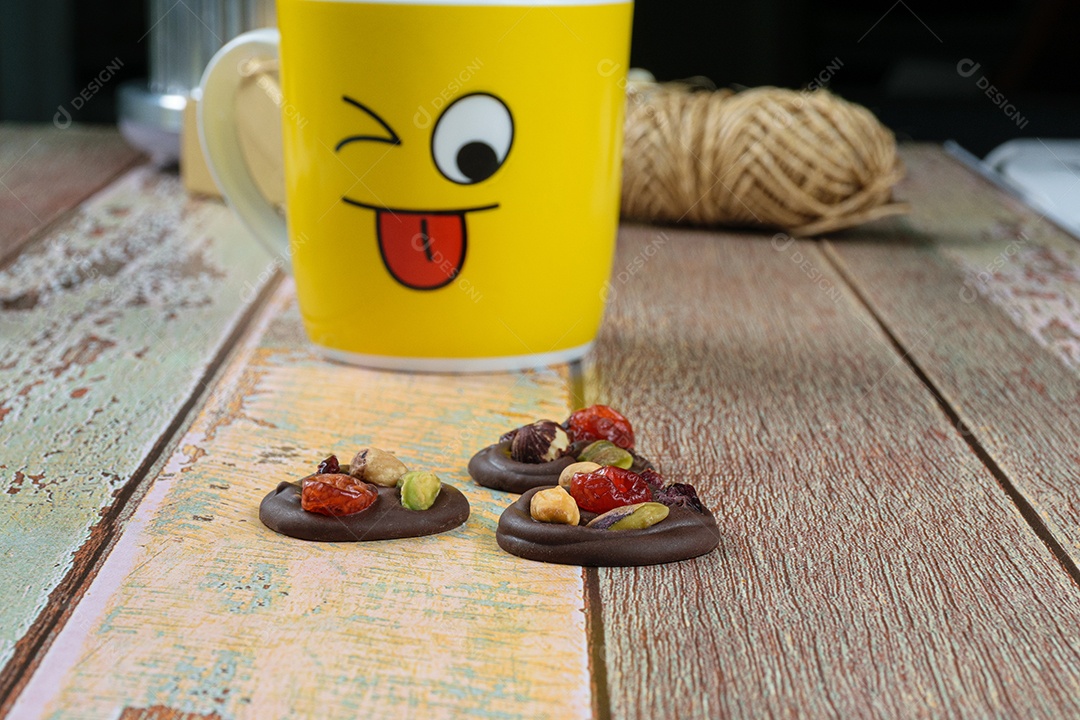 Três biscoitos de chocolate com nozes