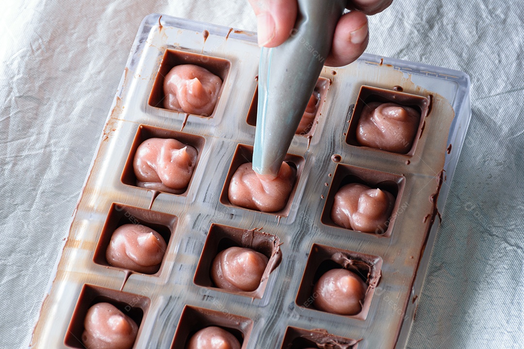 Usando o bico de confeiteiro para rechear bombons de chocolate com ganache