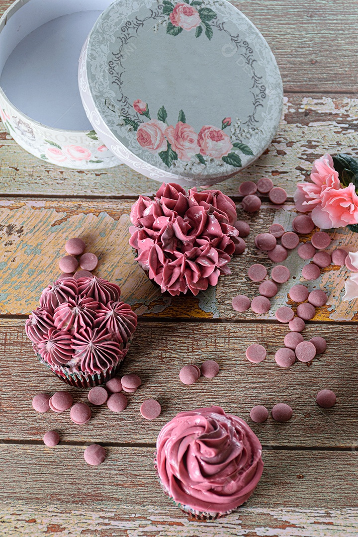 Cupcakes de chocolate com creme de manteiga rosa