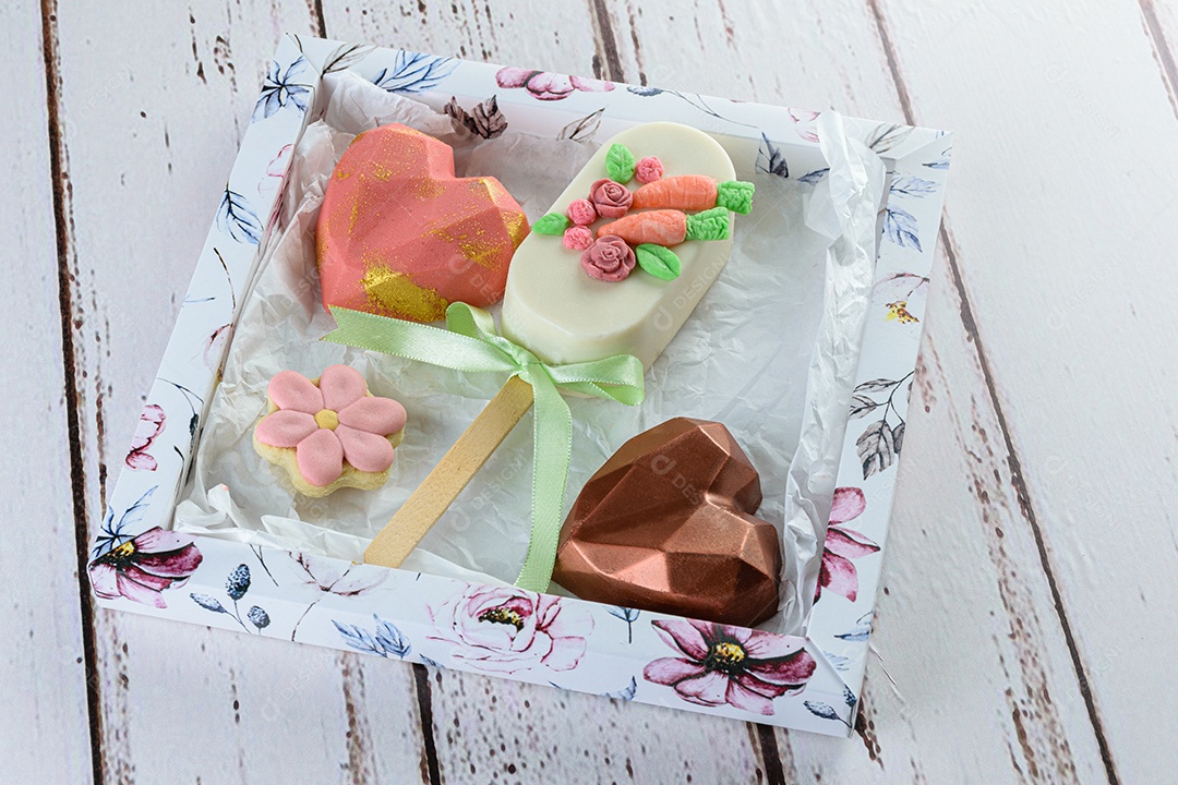 Cakesicle de bolo de cenoura rodeado de chocolate em forma de coração