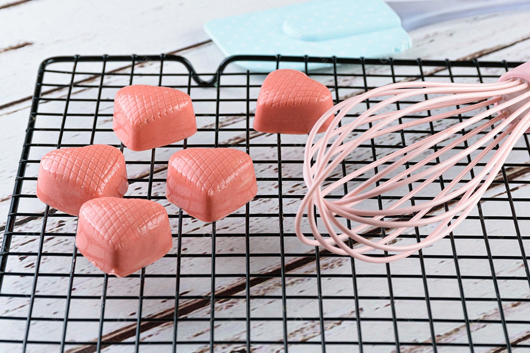 Aproximação de vários chocolates brancos tingidos com tinta rosa