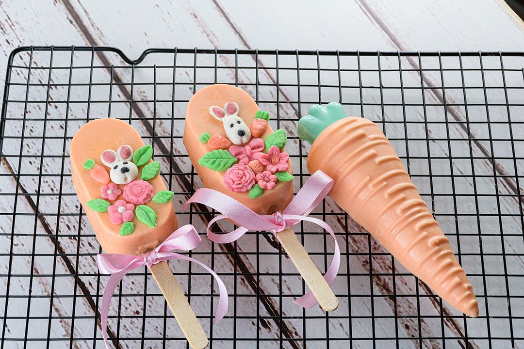 cakesicles de bolo de cenoura, decorados com coelho e flores.