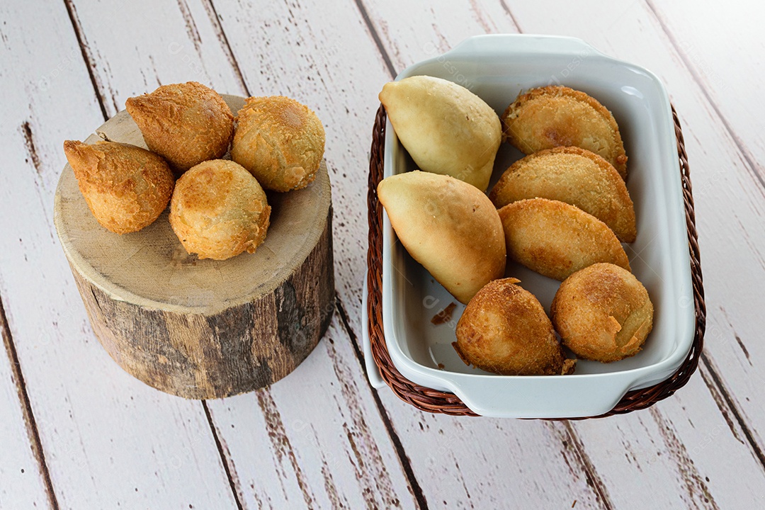 Pequenos salgados brasileiros. Com recheios variados, queijo, carne moída e frango.