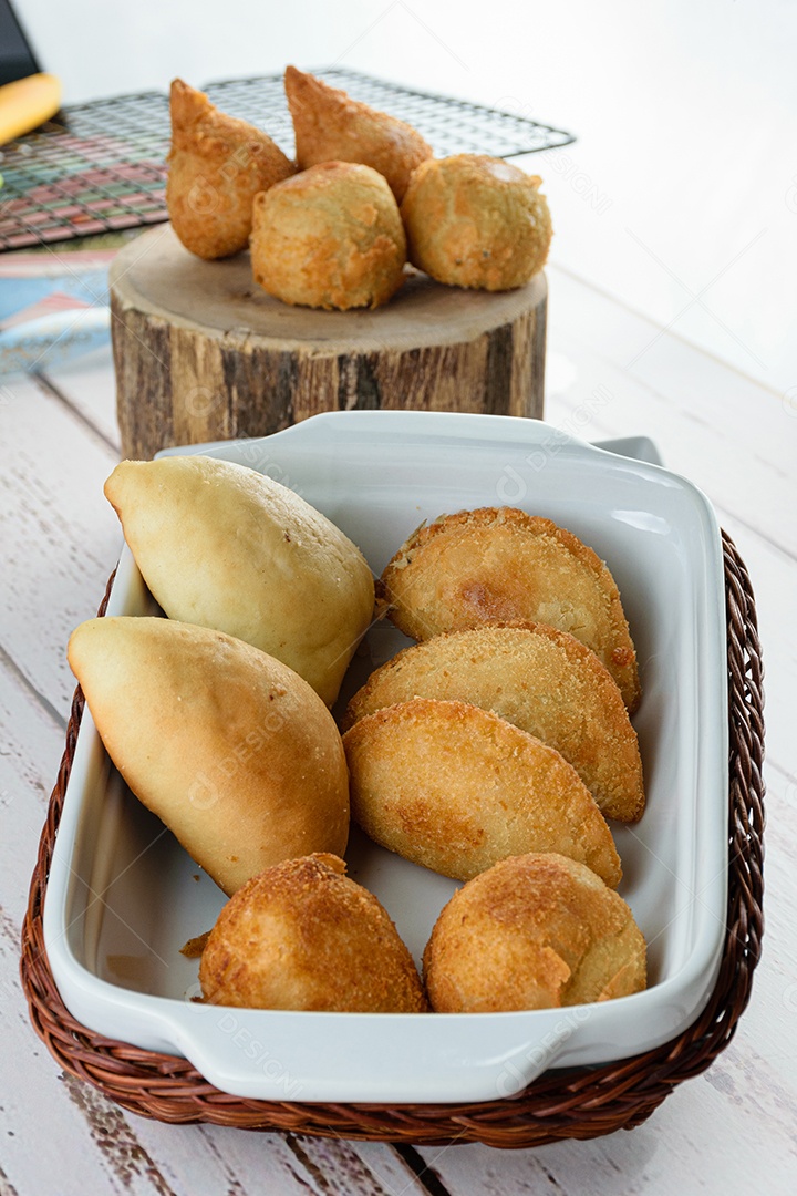 Salgados brasileiros fritos e assados. Eles são servidos em festas