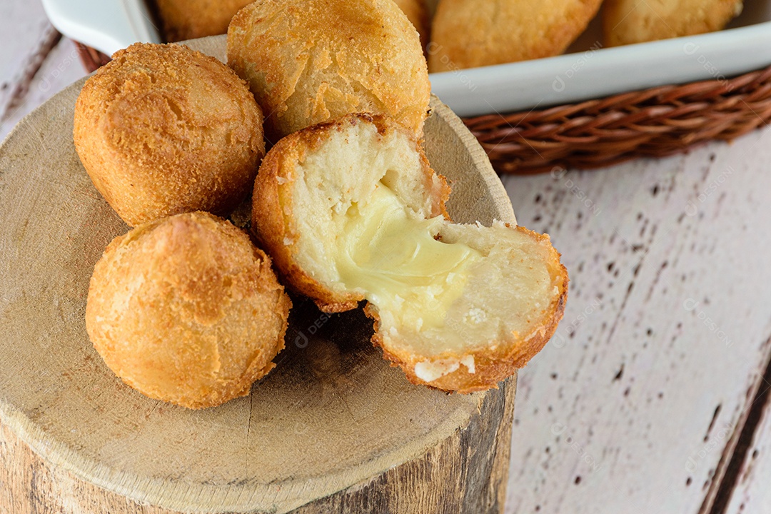 Quatro salgados brasileiros com recheio de queijo muçarela