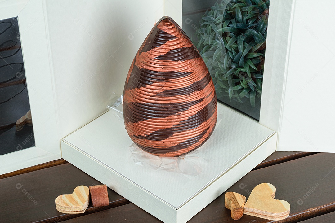 Ovo de Páscoa (ovo de Pascoa) decorado com tinta comestível cobre