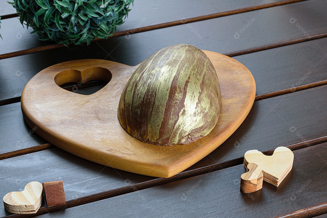 Meio ovo de Páscoa (ovo de Pascoa), decorado com ouro comestível