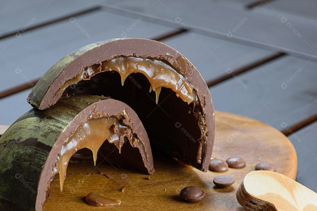 Aproximação da metade de um ovo de Páscoa de casca dupla cortado