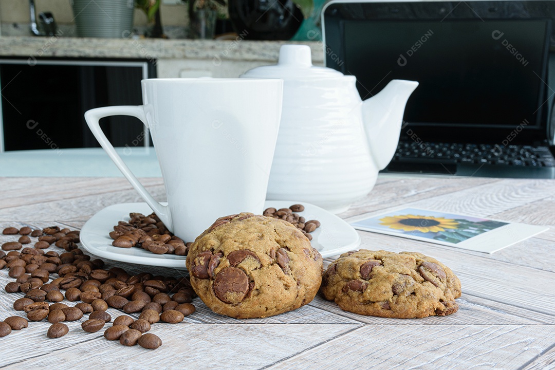 Cookies de gotas de chocolate apoiados por uma xícara de café