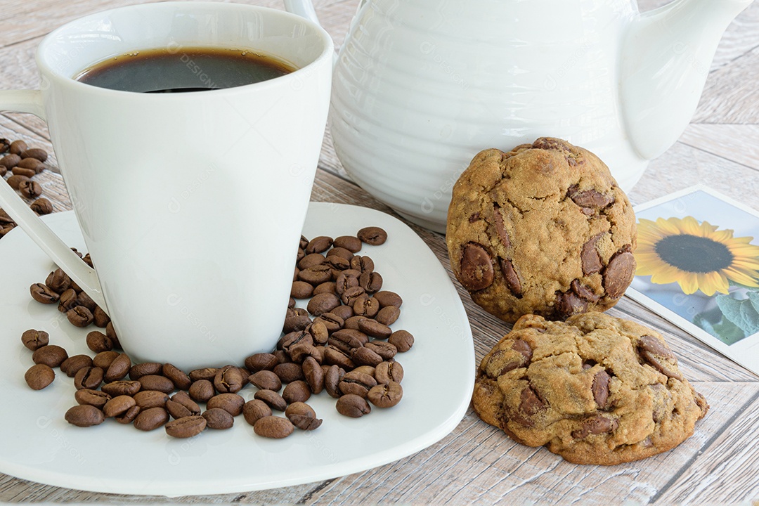 Closeup de biscoitos com gotas de chocolate suportados no bule