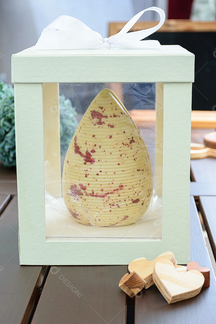 Ovo de Páscoa de chocolate branco com tinta comestível na cor cobre.