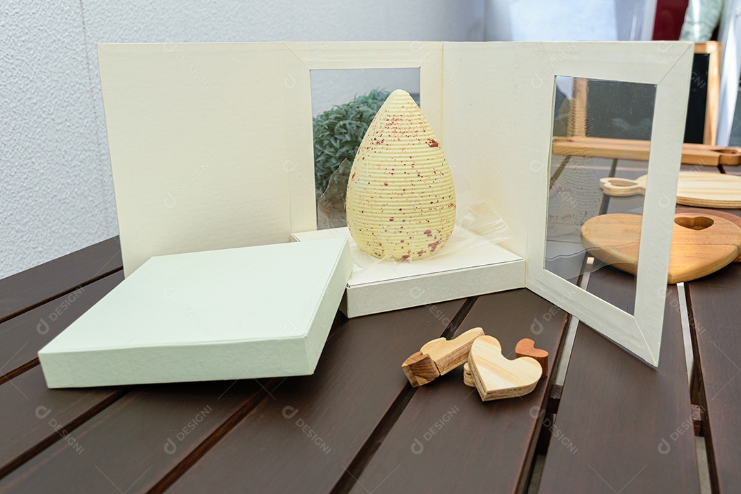 Ovo de Páscoa de chocolate branco com tinta comestível na cor cobre.