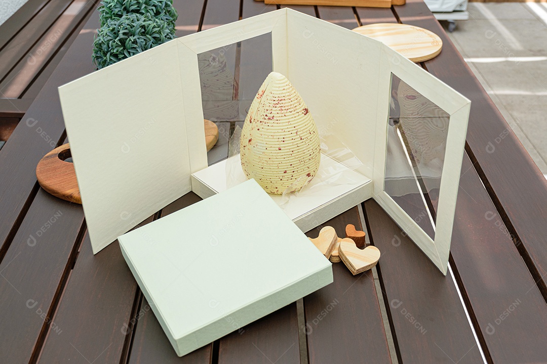 Ovo de Páscoa de chocolate branco com tinta comestível na cor cobre