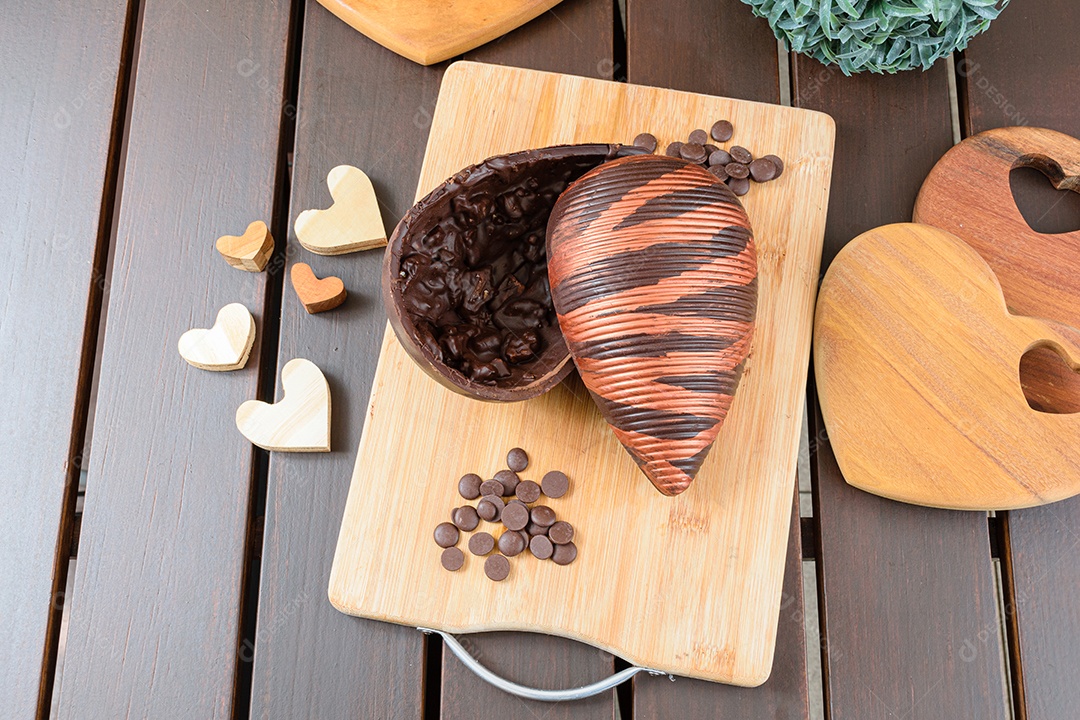 Ovo de Páscoa de chocolate amargo com crocante de amêndoa