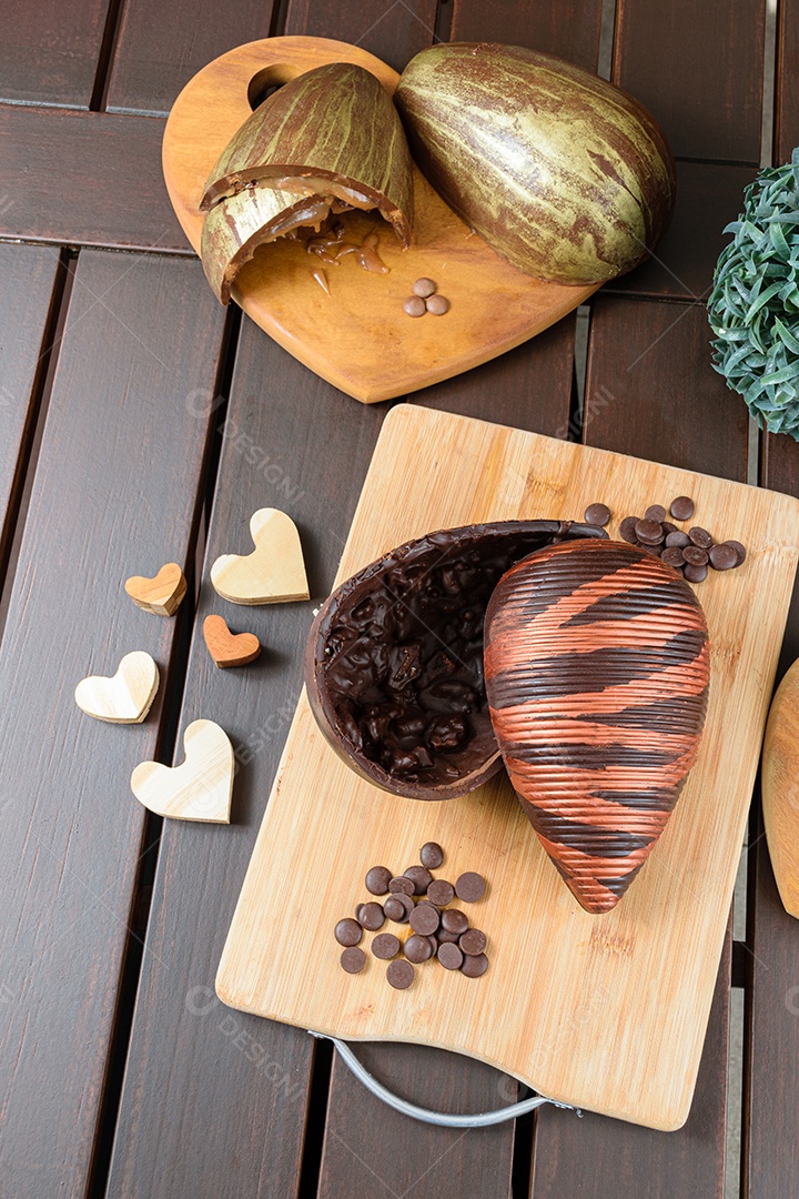 Ovo de Páscoa de chocolate amargo com crocante de amêndoa