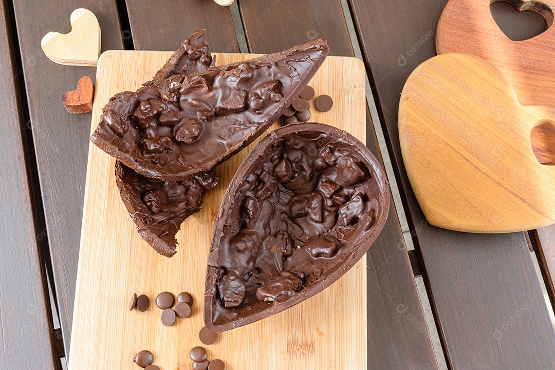 Aproximação do ovo de Páscoa de chocolate amargo com amêndoas crocantes