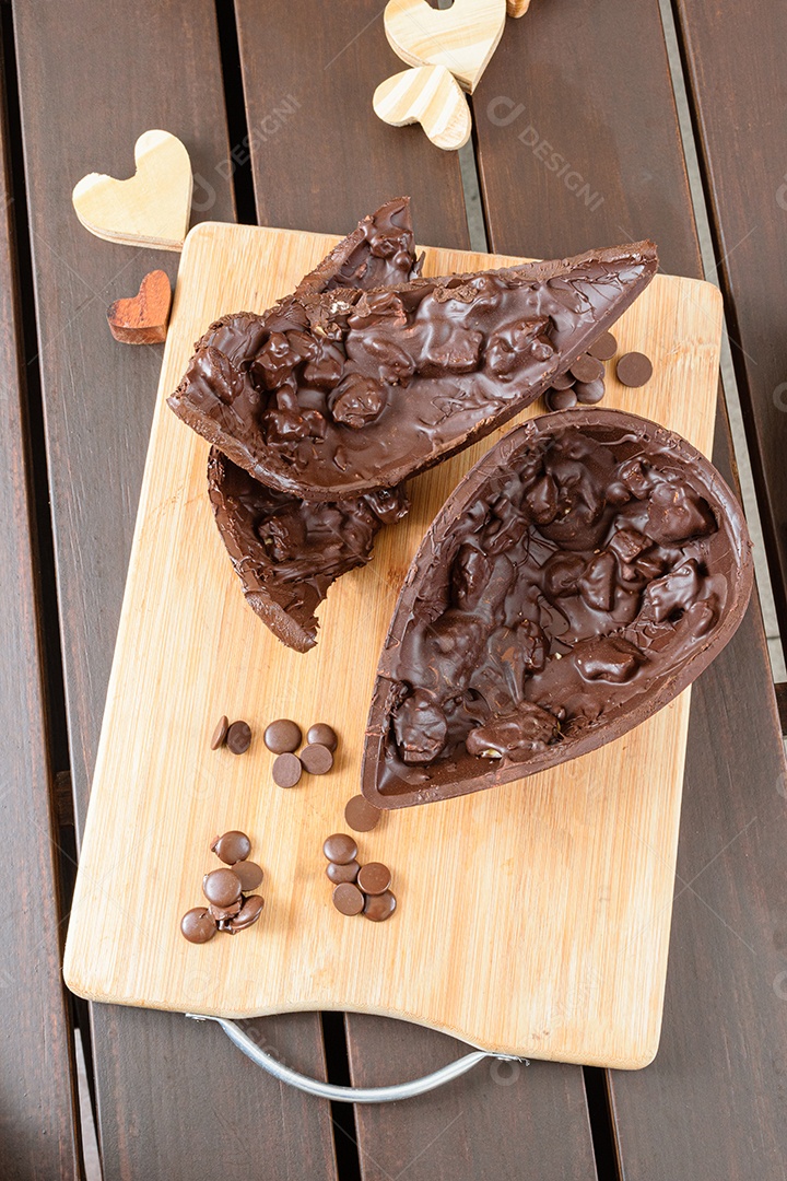 Closeup de ovo de Páscoa de chocolate amargo com amêndoas crocantes