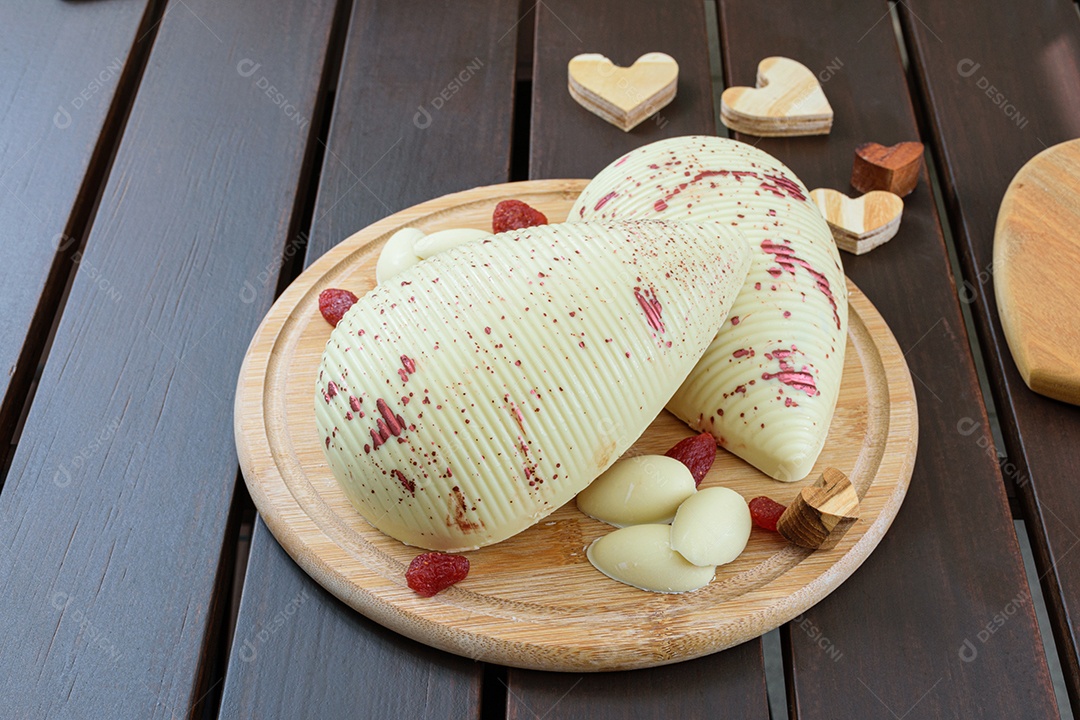 Ovo de Páscoa de chocolate branco com morangos cristalizados