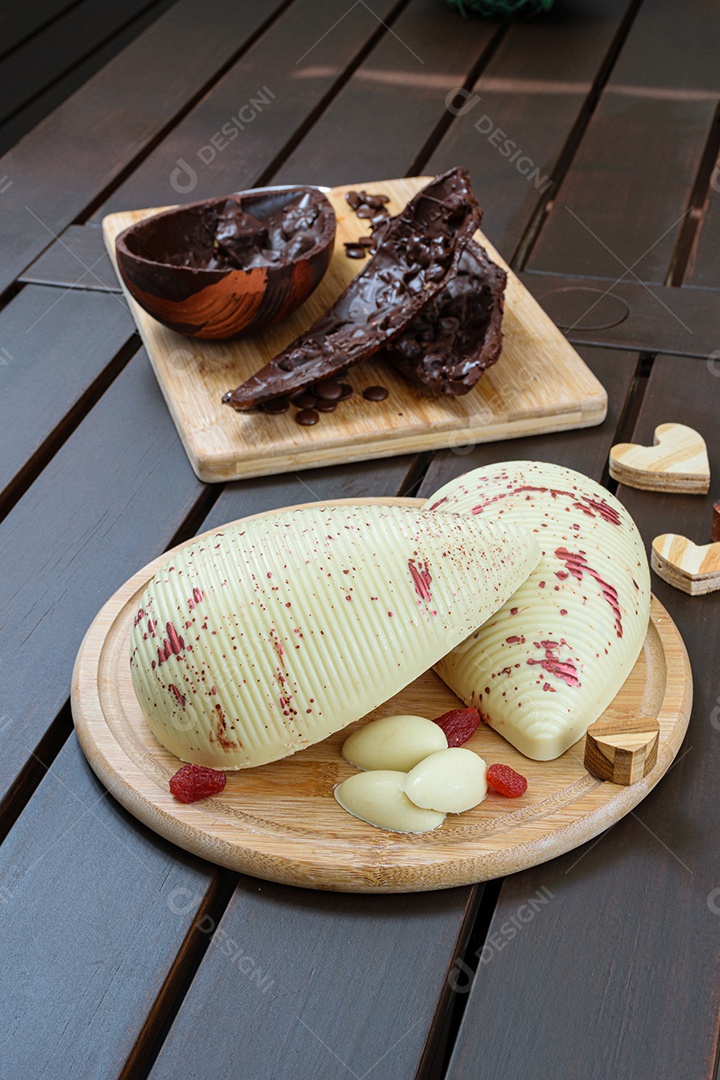 Ovo de Páscoa de chocolate branco com morangos cristalizados