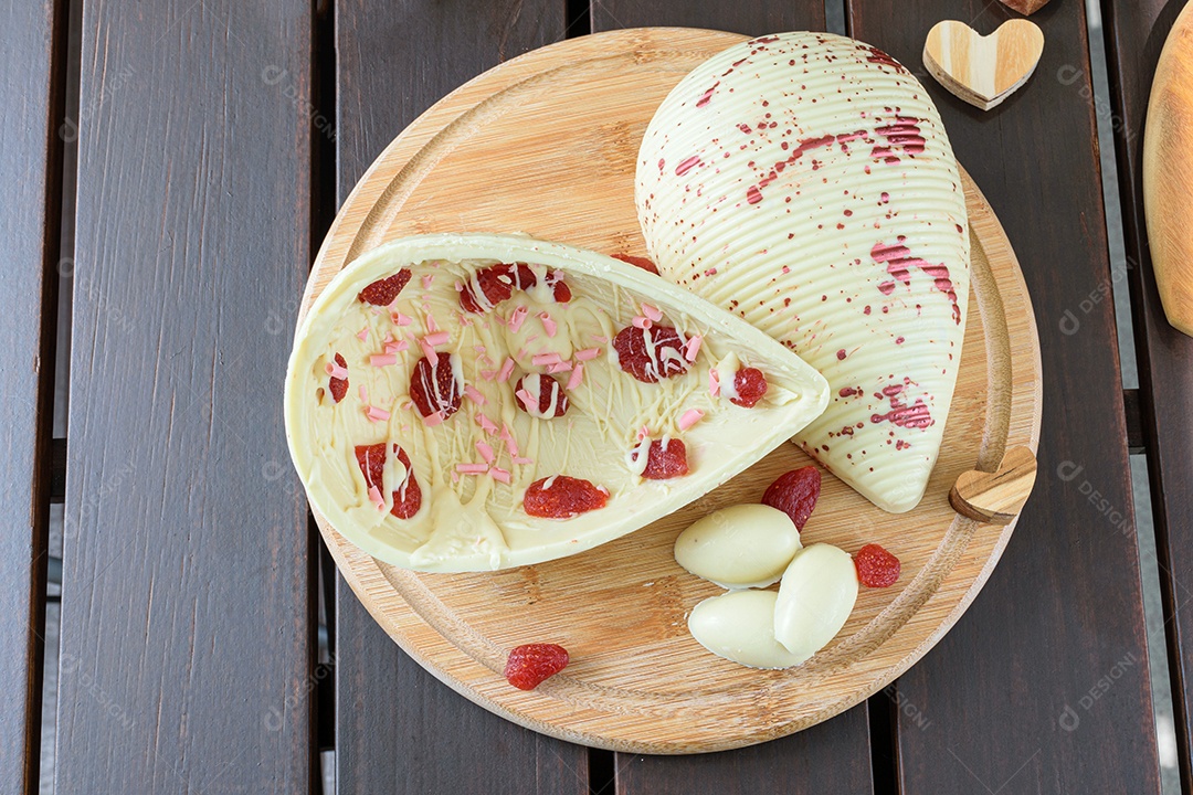 Ovo de Páscoa de chocolate branco com morangos cristalizados