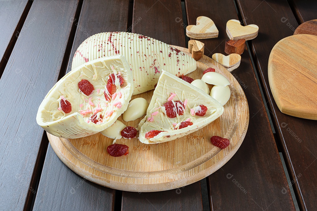 Metade de um ovo de Páscoa quebrado. Chocolate branco com morango