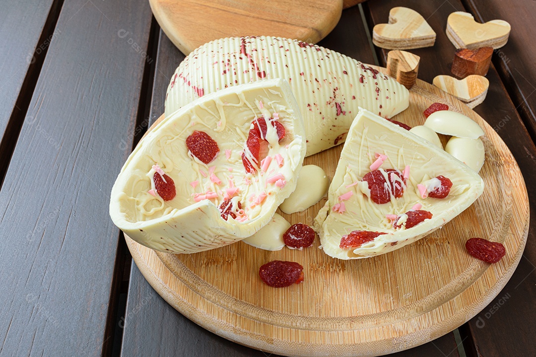 Closeup de metade de um ovo de Páscoa quebrado