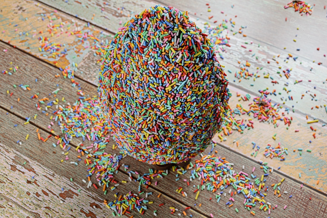 Ovo de Páscoa coberto com granulado de chocolate colorido