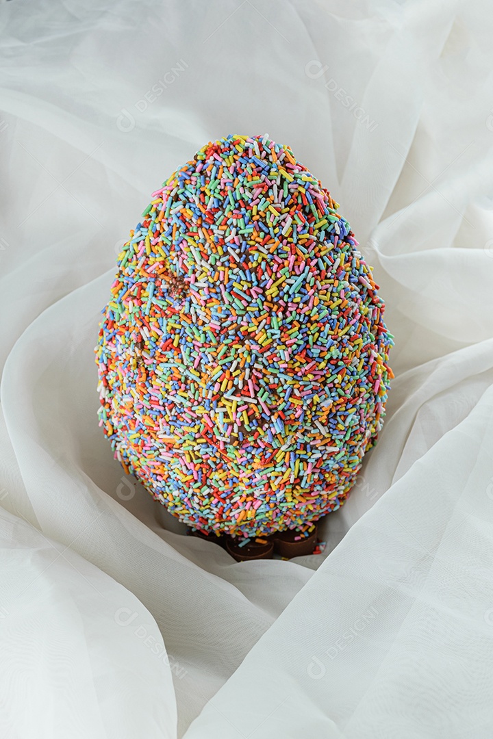 Ovo de Páscoa coberto com granulado de chocolate colorido