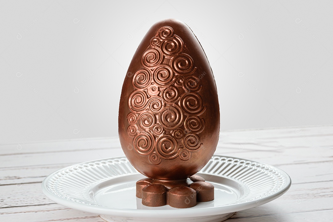 Ovo de Páscoa de chocolate decorado com tinta comestível na cor cobre