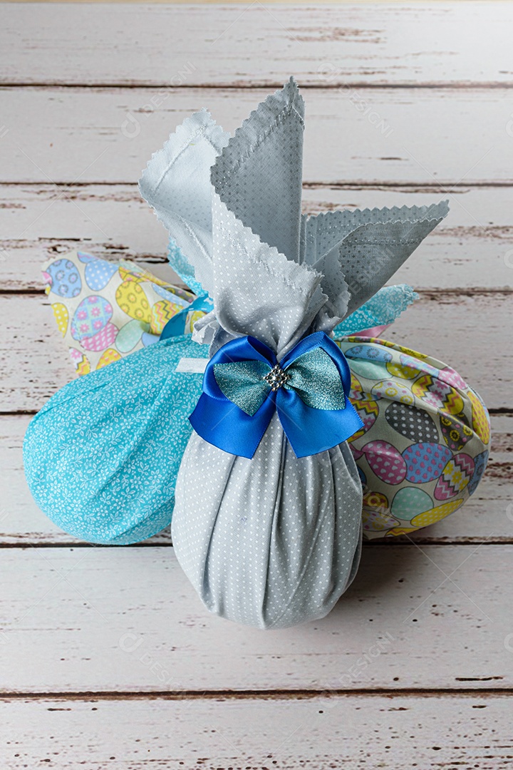Ovos de Páscoa de chocolate embalados com tecidos coloridos