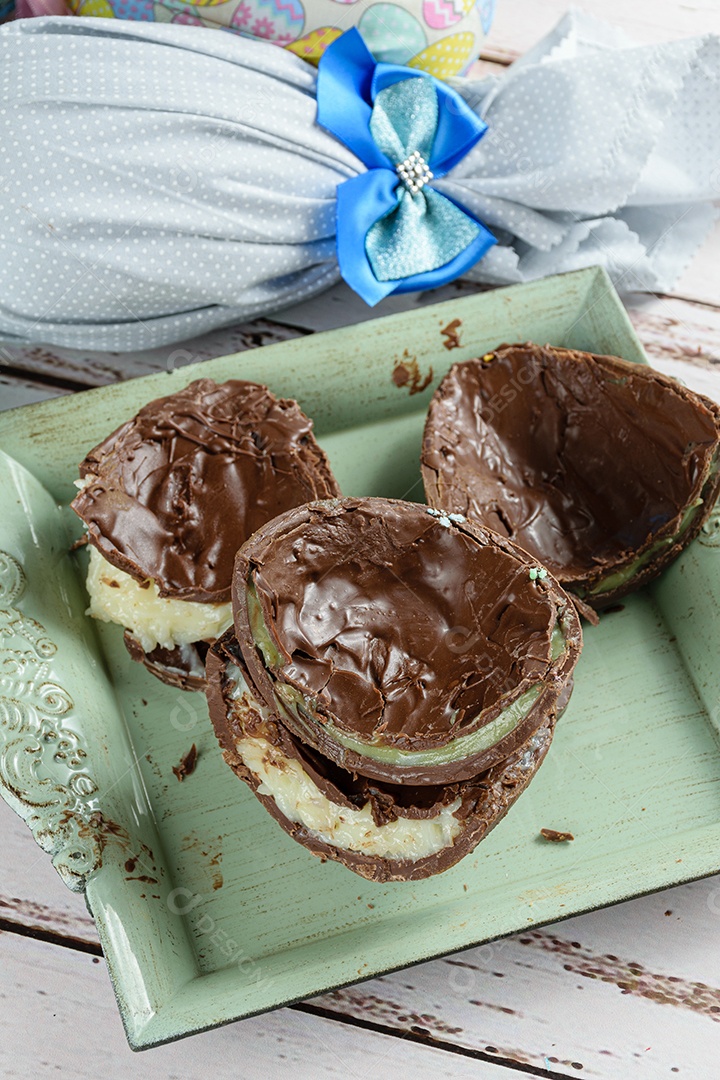 Duas metades de ovos de Páscoa de chocolate recheados com brigadeiro branco