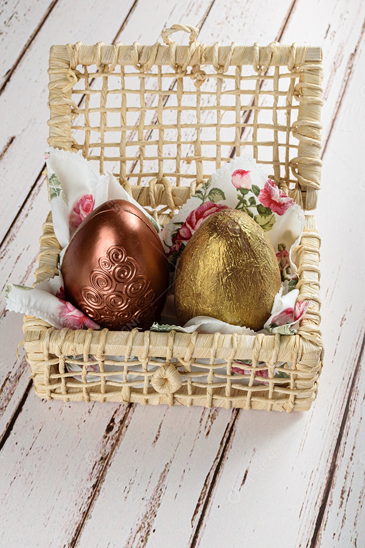 Dois ovos de Páscoa pintados com tinta comestível em uma cesta