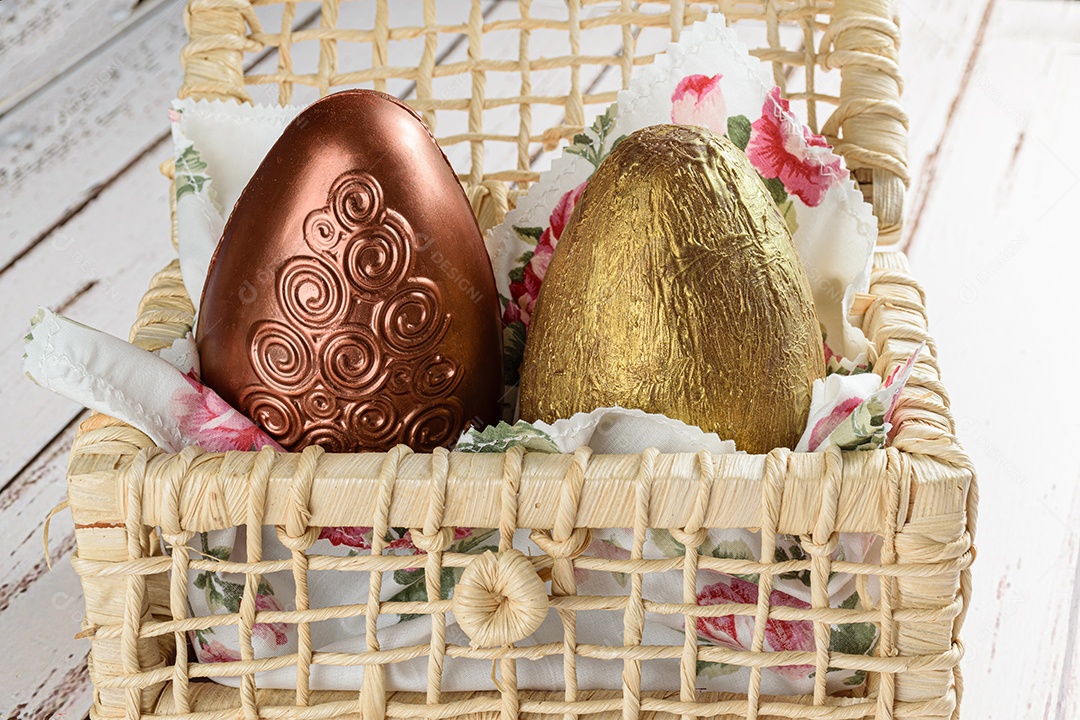 dois ovos de Páscoa pintados com tinta comestível em uma cesta