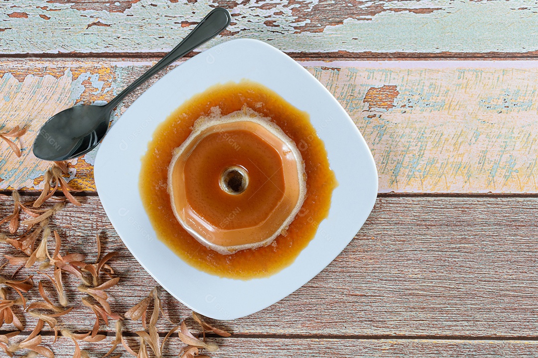 Pudim de doce de leite com calda de caramelo