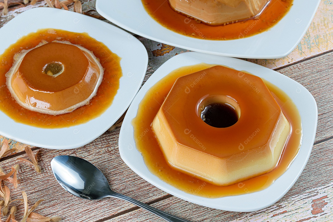 Pudim de leite condensado com calda de caramelo, rodeado de outros