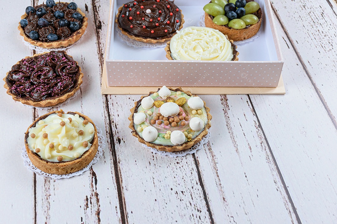 Mini tortas com massa amanteigada, recheio de ganache de chocolate