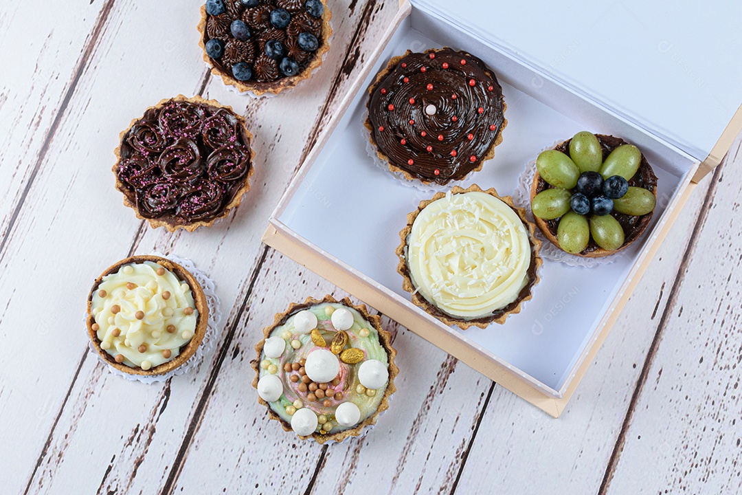 Mini tortas com massa amanteigada, recheio de ganache de chocolate