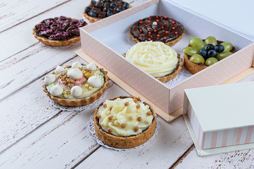 Mini torta com massa amanteigada, recheio de ganache de chocolate e coco