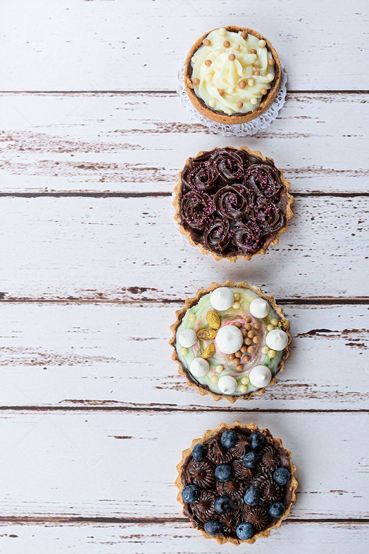 4 mini tortas com massa amanteigada, recheio de ganache de chocolate