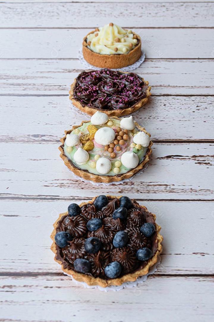 Torta com massa amanteigada, cobertura de creme de pistache e chocolate branco