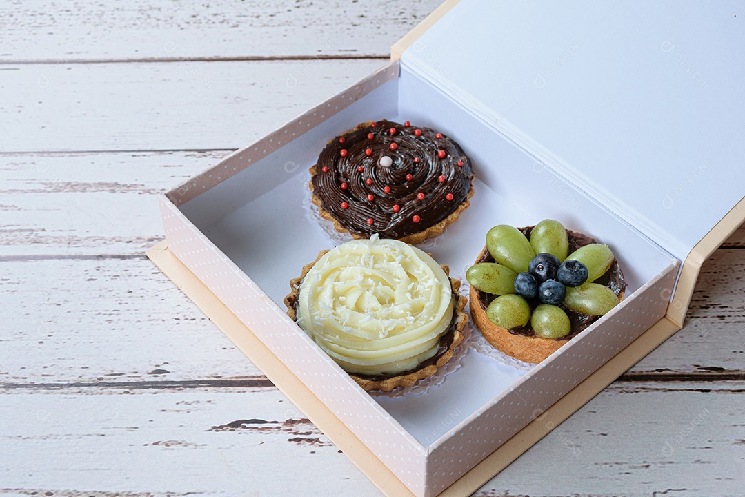 Tortas com massa amanteigada recheadas com ganache de chocolate