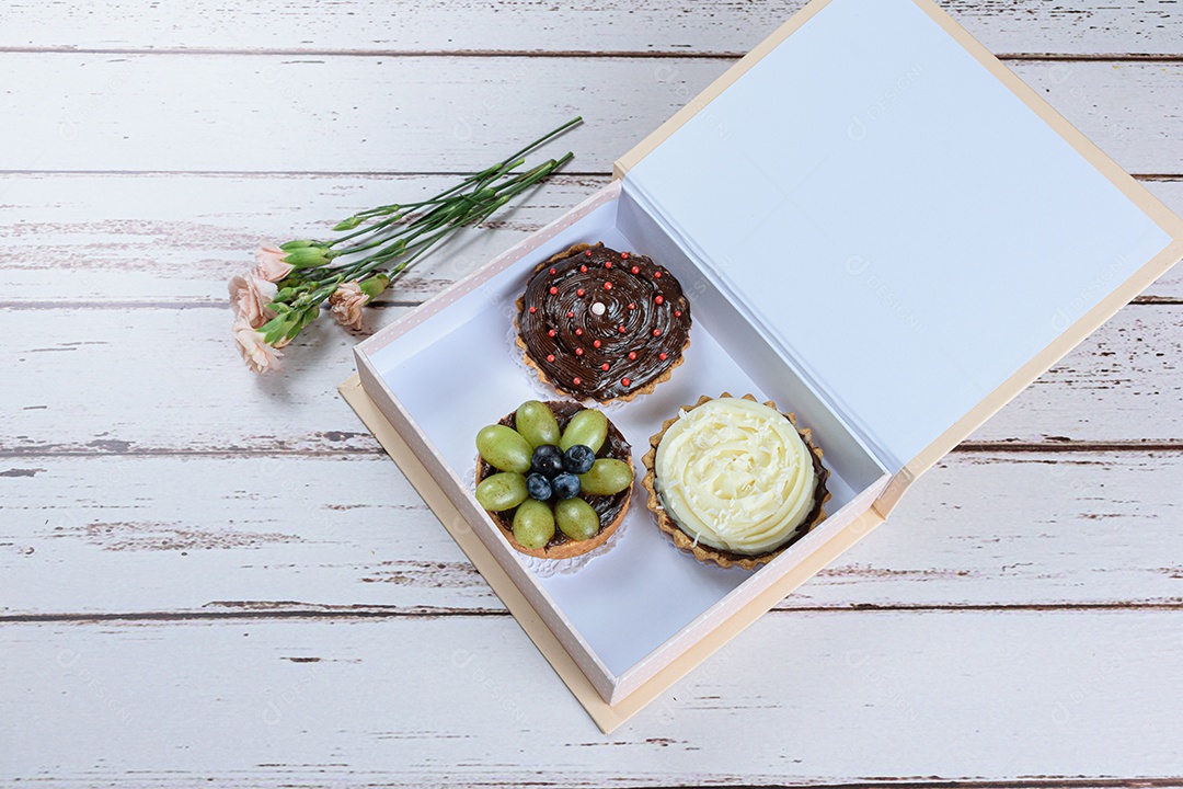 Tortas com massa amanteigada recheadas com ganache de chocolate