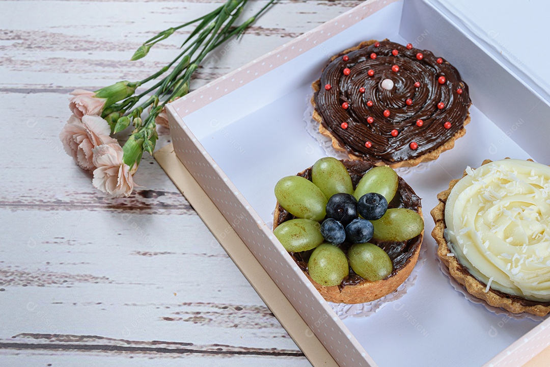 Detalhe de tortas com massa amanteigada recheada com ganache de chocolate