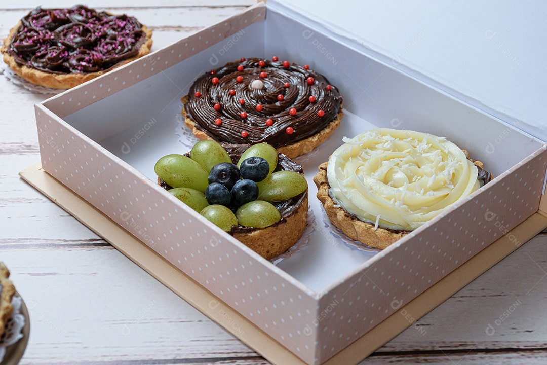 Detalhe de torta com massa amanteigada recheada com ganache de chocolate