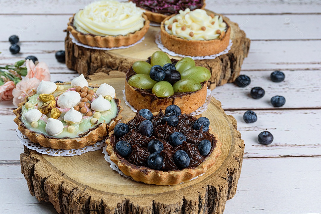 Torta de massa amanteigada recheada com ganache de chocolate decorada