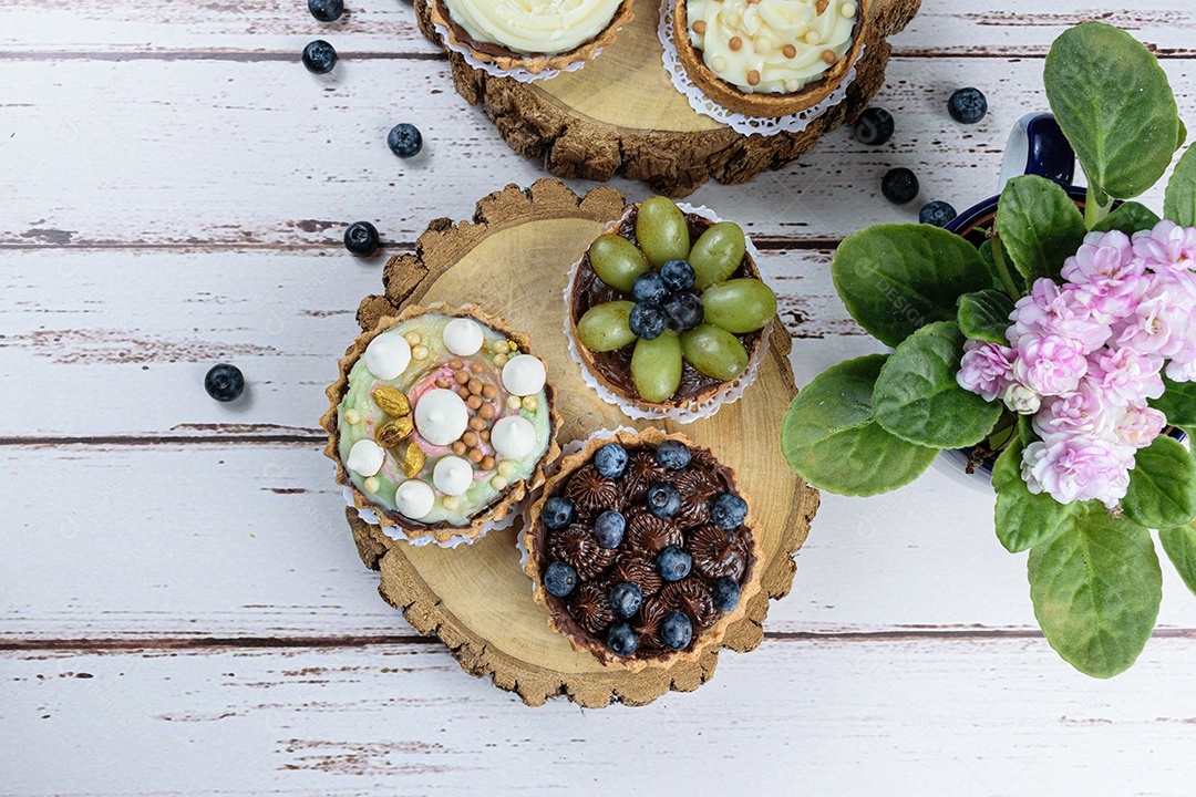 Torta de massa amanteigada recheada com ganache de chocolate decorada