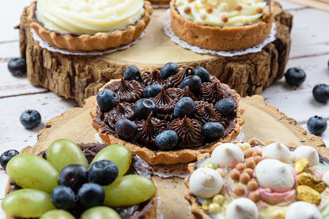 Detalhe de torta com massa amanteigada recheada com ganache de chocolate