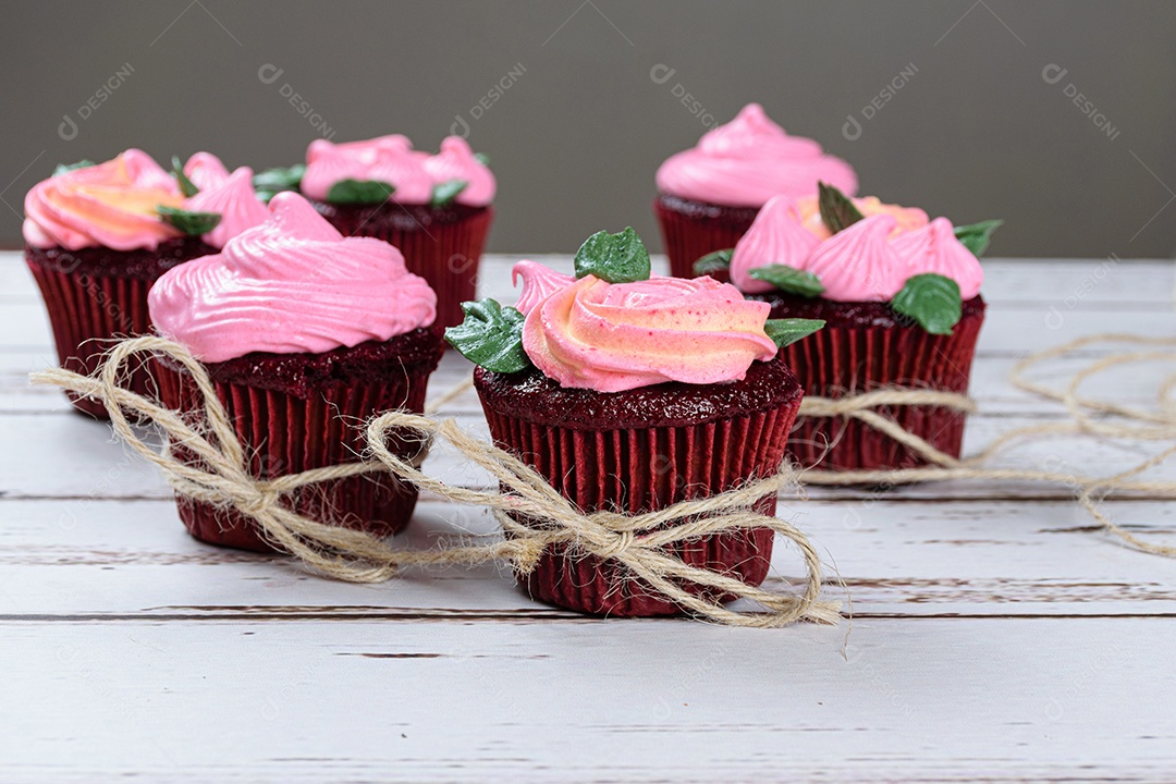 Cupcakes de veludo vermelho decorados com renda de fio de sisal